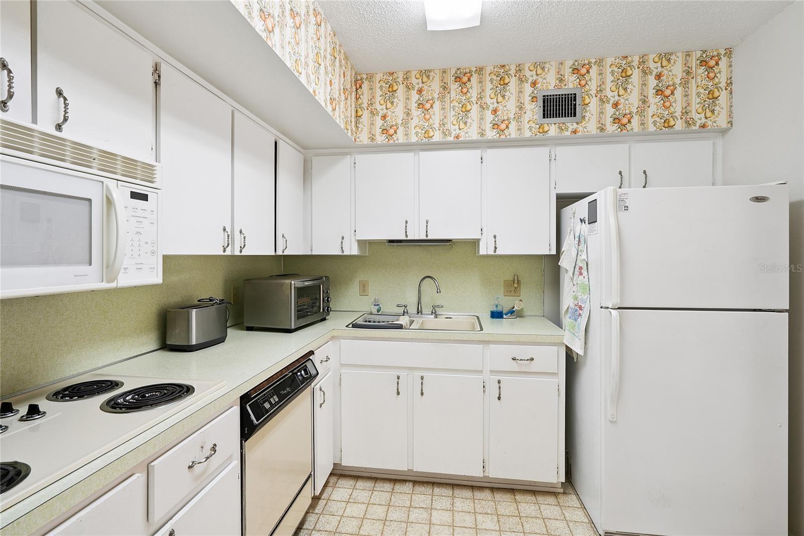 Lots of Kitchen cabinets