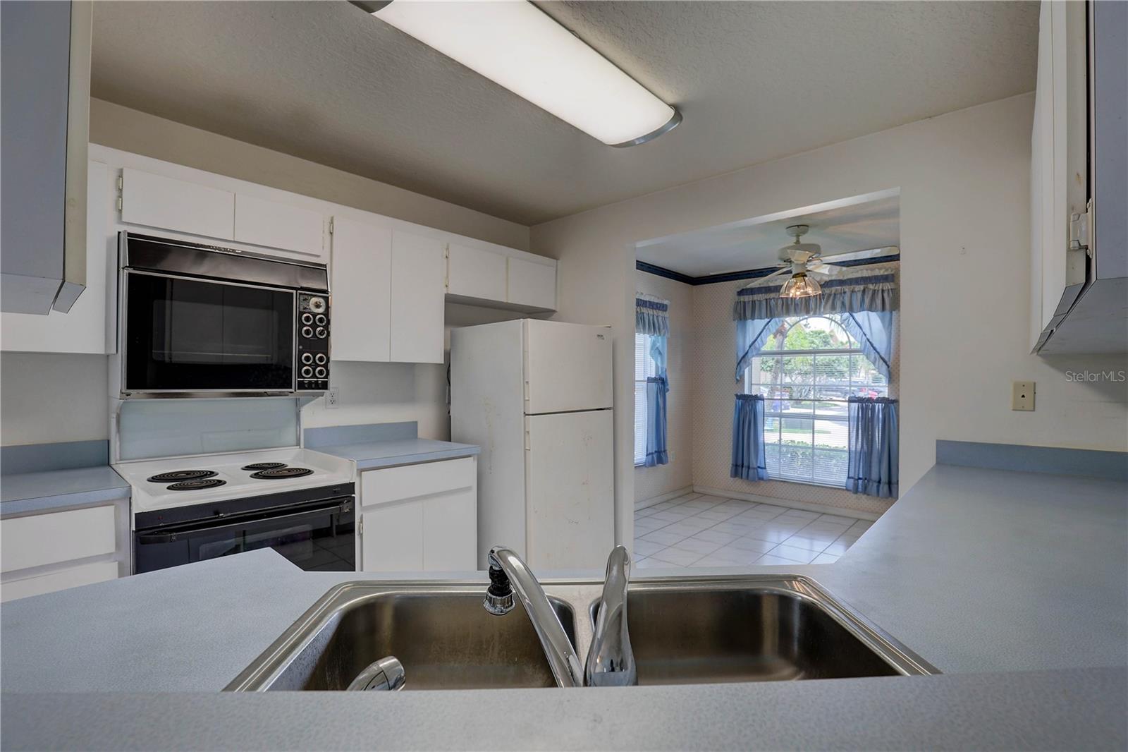 Kitchen - breakfast nook in rear of photo