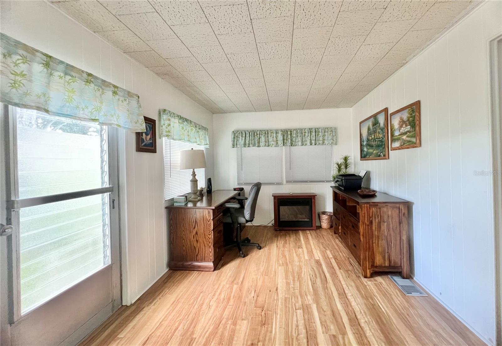 Back room that over looks the Park setting