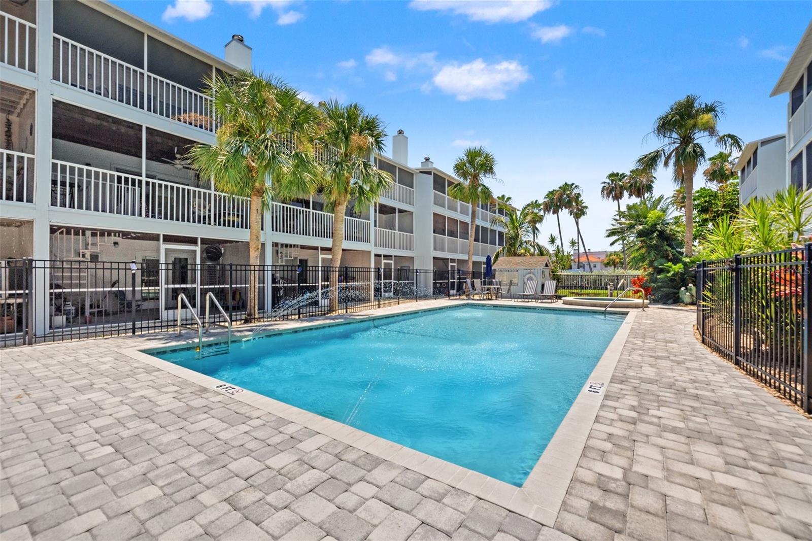 Community pool & spa