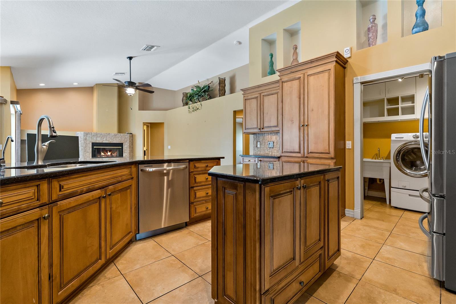 FUNCTIONAL CENTER ISLAND IN THE KITCHEN!