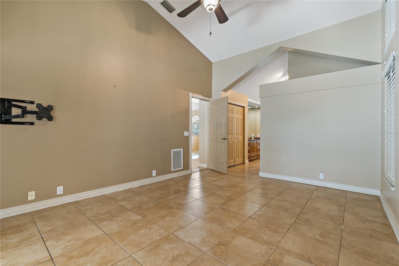 SPLIT BEDROOM FLOOR PLAN~ PRIMARY SUITE!