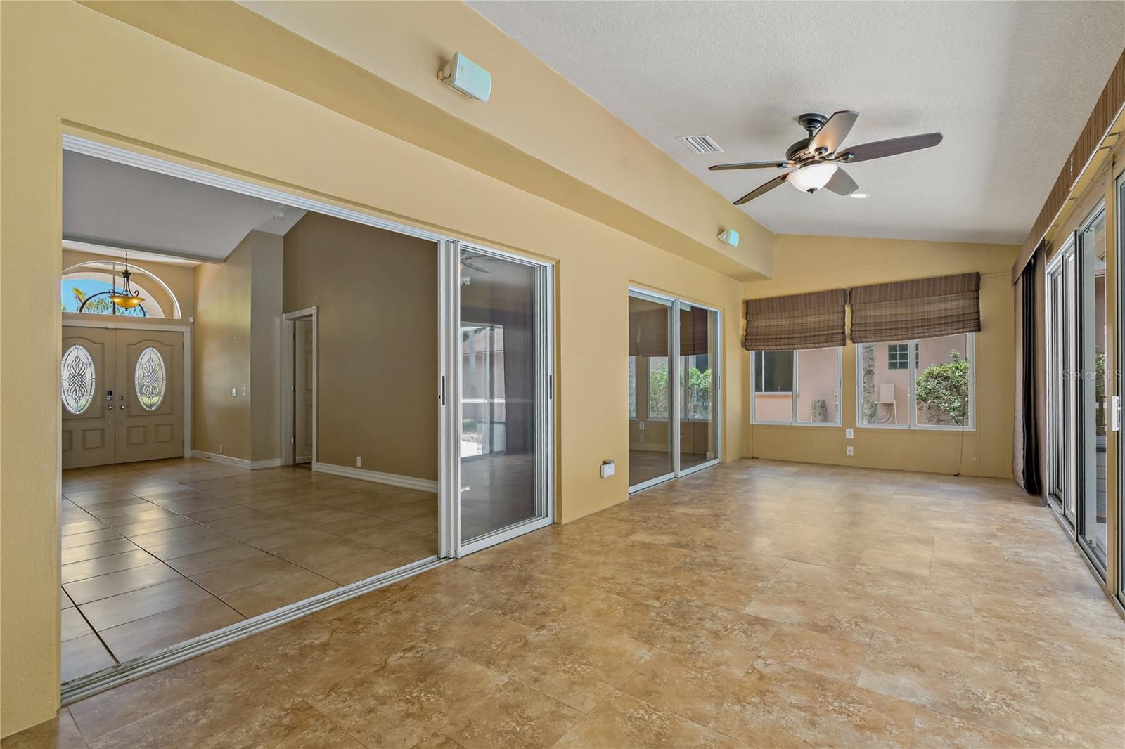 TEMPERATURE CONTROLLED FLORIDA ROOM!