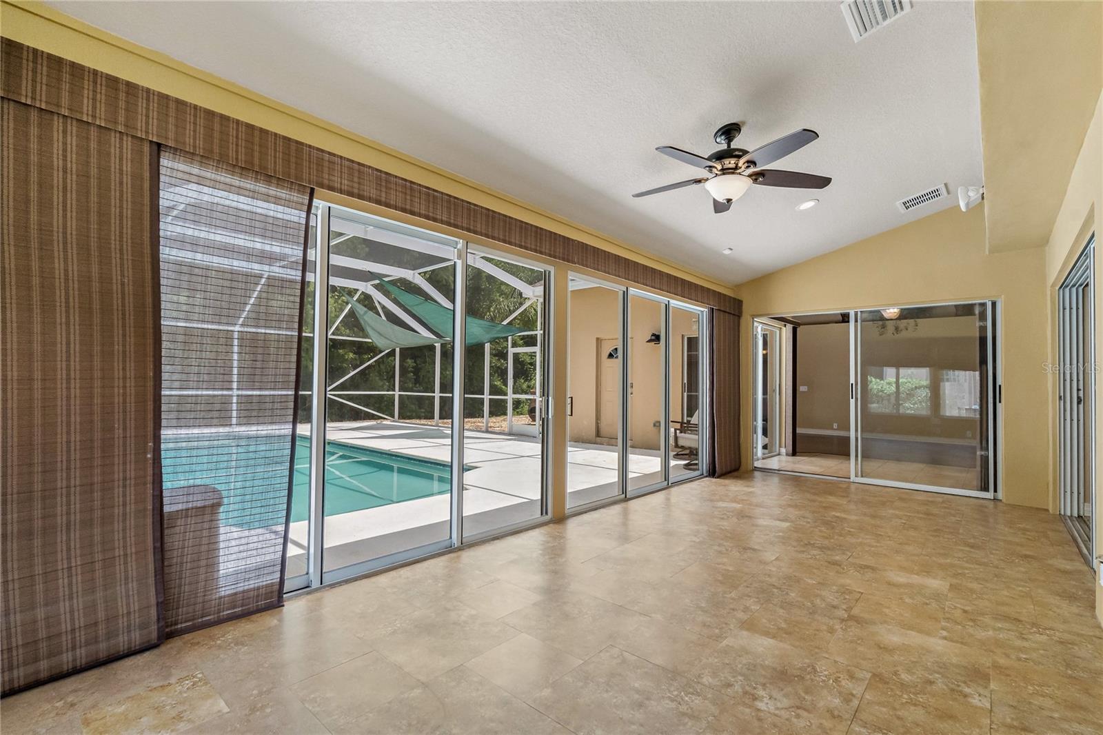TEMPERATURE CONTROLLED FLORIDA ROOM!