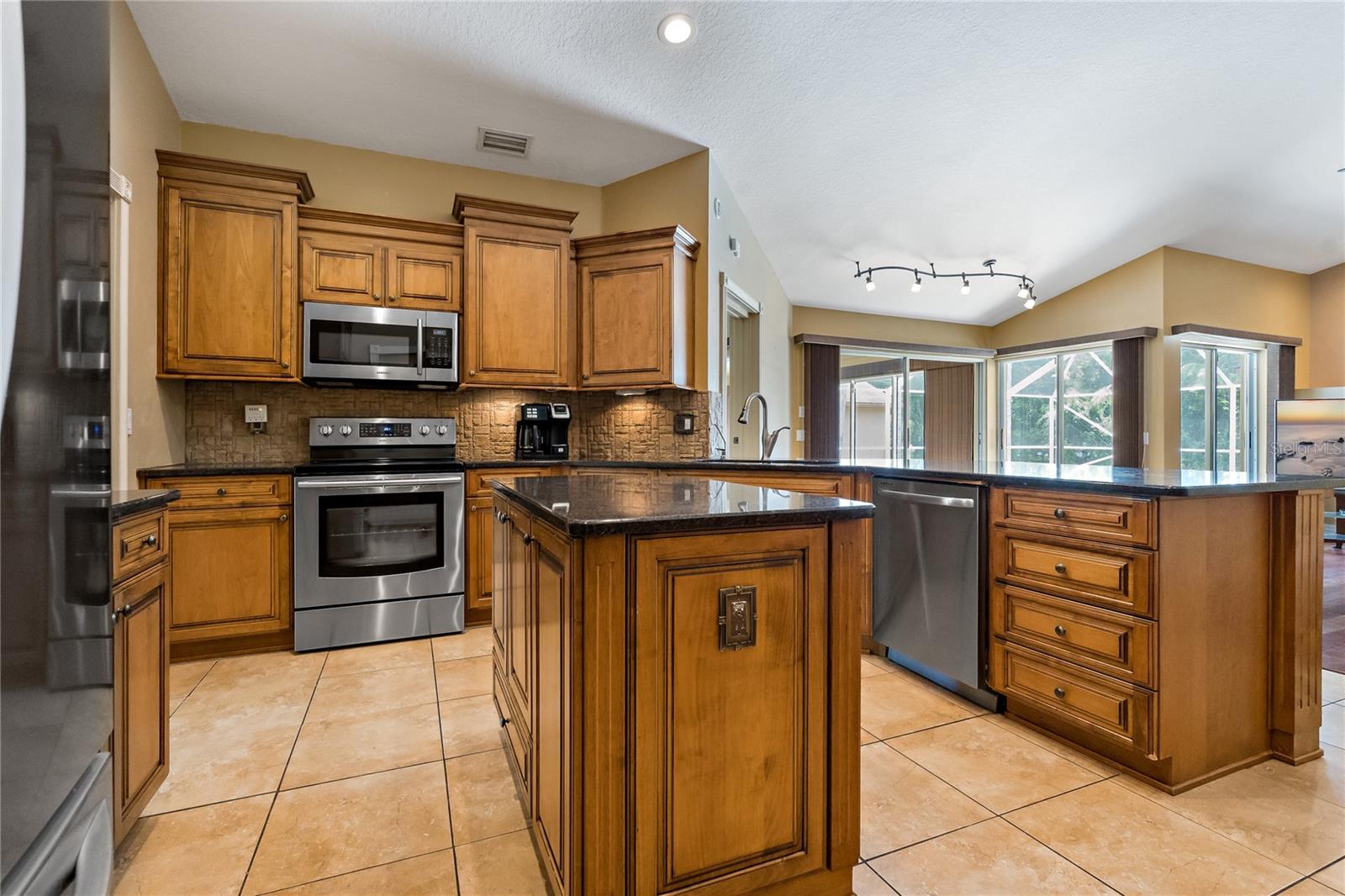 BEAUTIFUL KITCHEN!