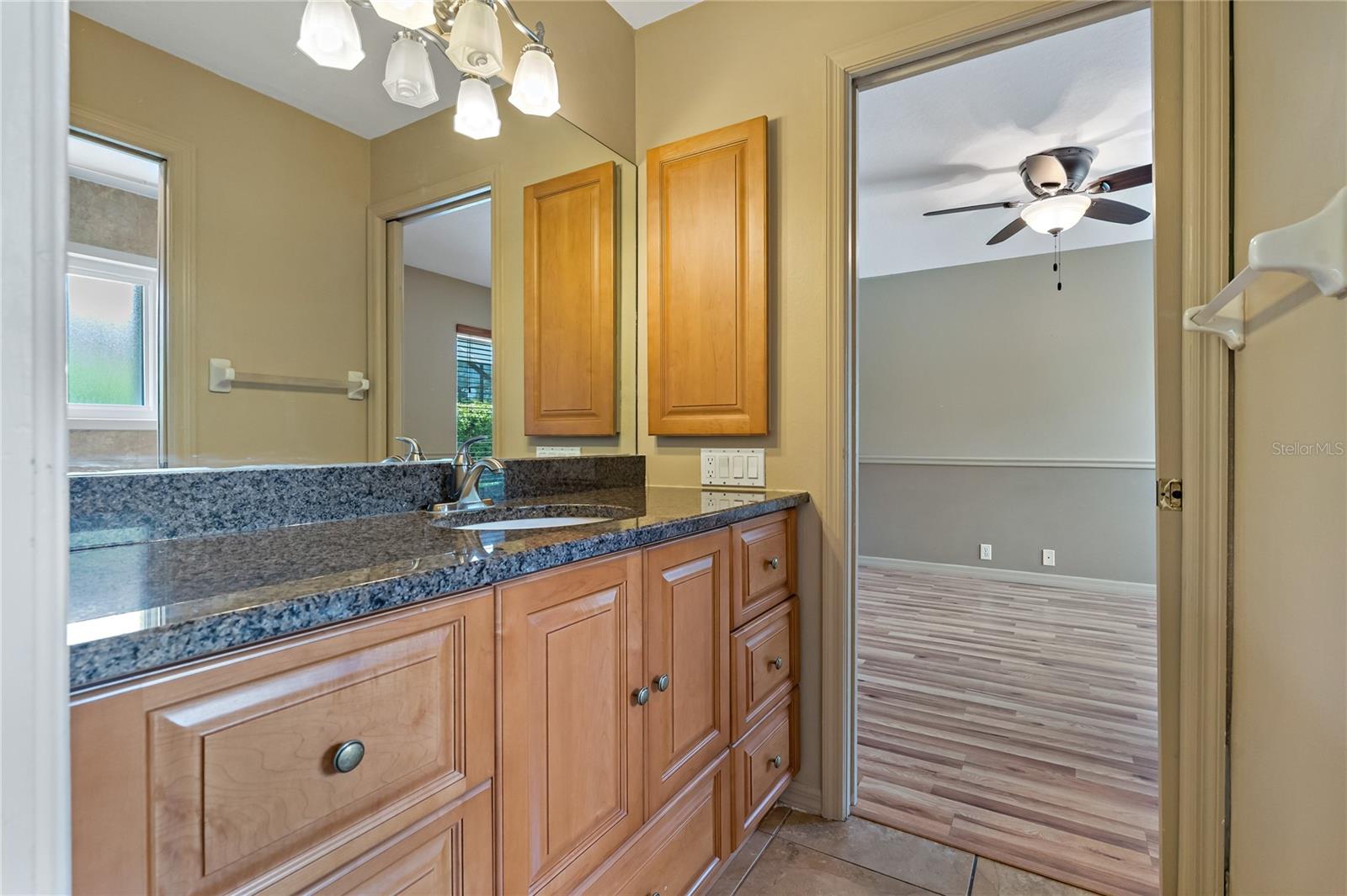 JACK AND JILL BATHROOM IN BED 3 & 4!