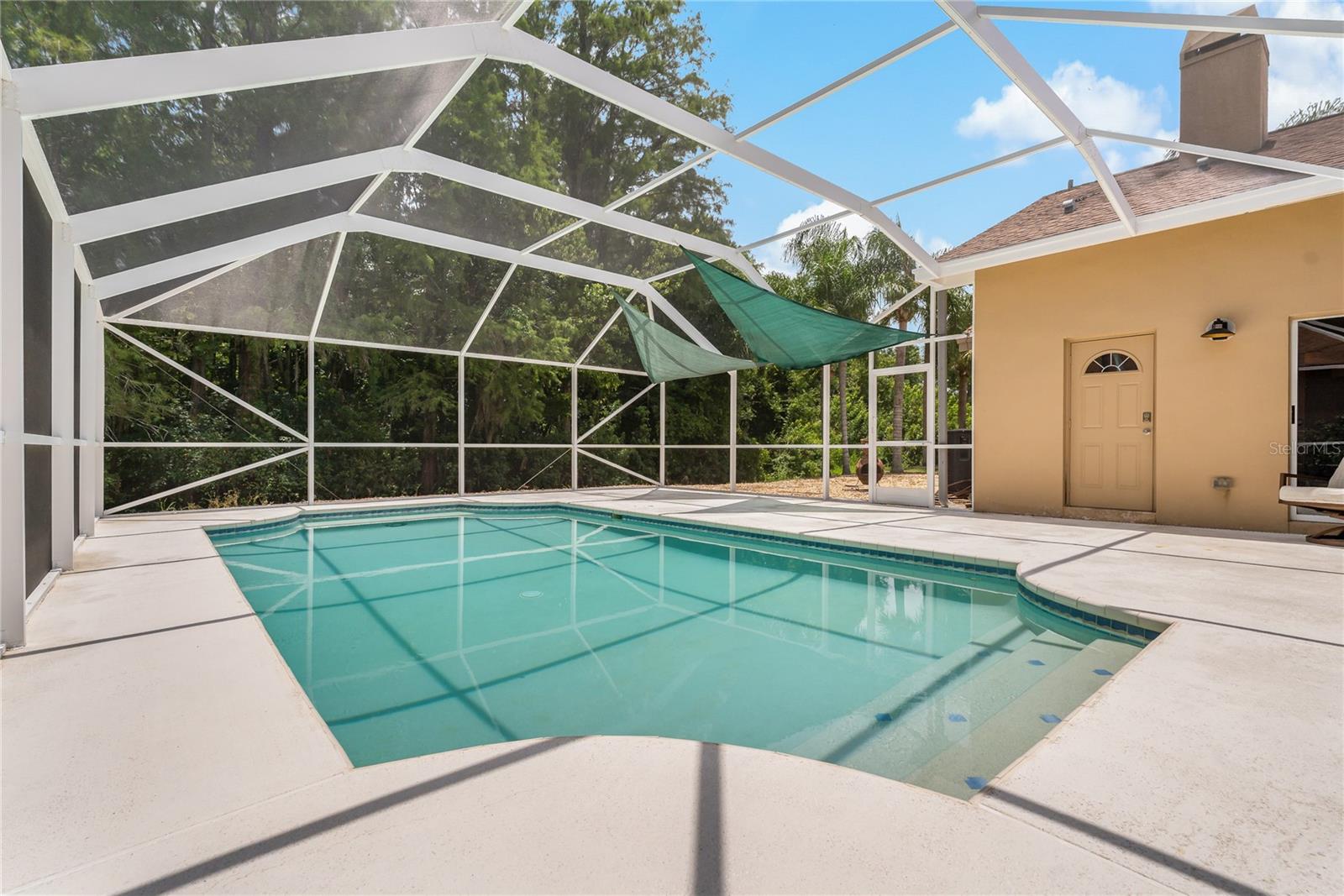 PRIVATE POOL OVERLOOKING CONSERVATION AREA!