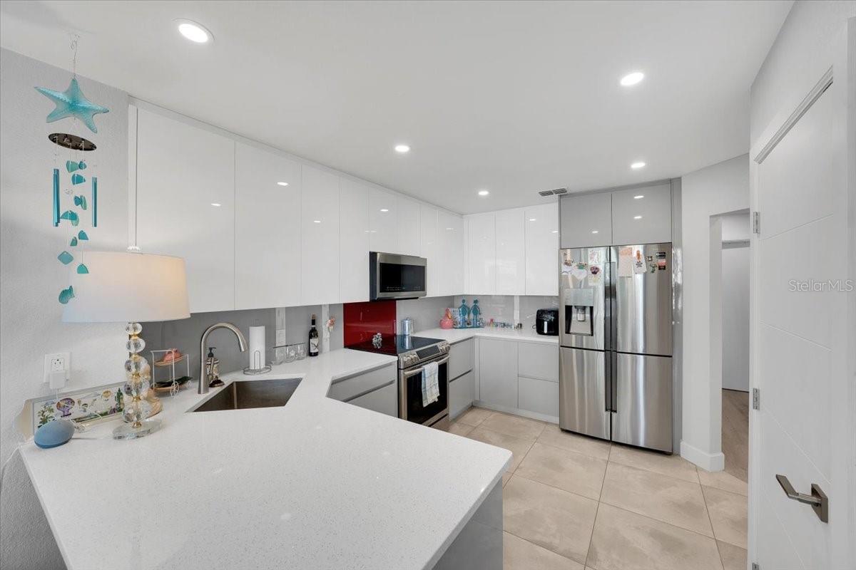 Kitchen area fully renovated with pantry, high grade SS appliances, quarts countertops, wood cabinetry with built in features!