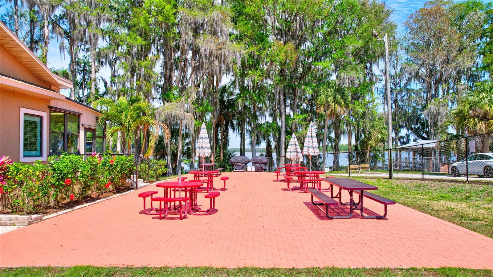 Enjoy a picknik by the lake