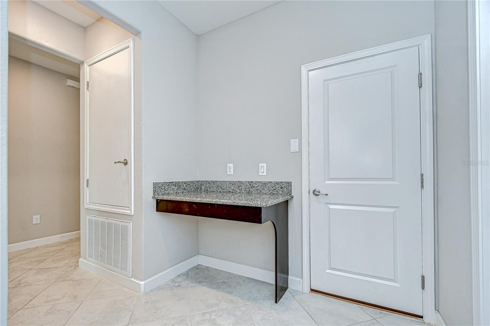 Landing nook/business space