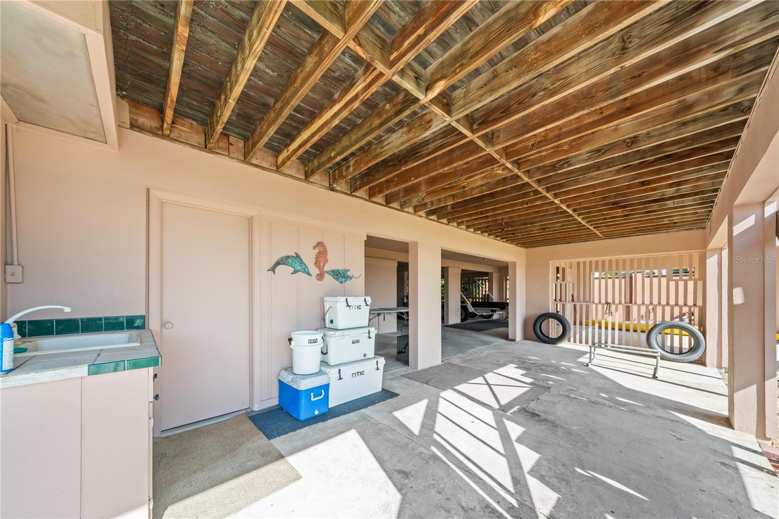Entry to 1/2 bath