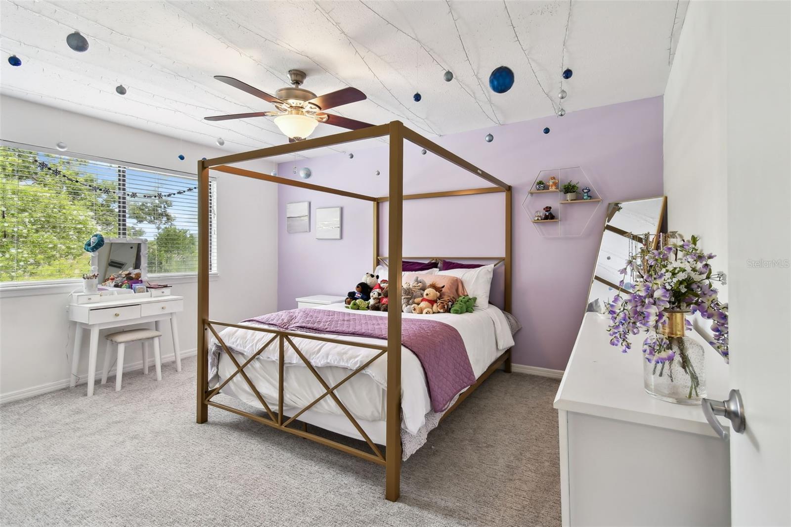 Large secondary bedroom.
