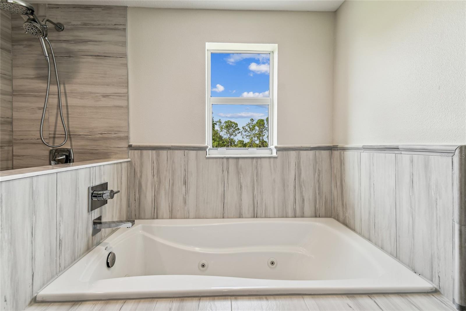 Jetted tub
