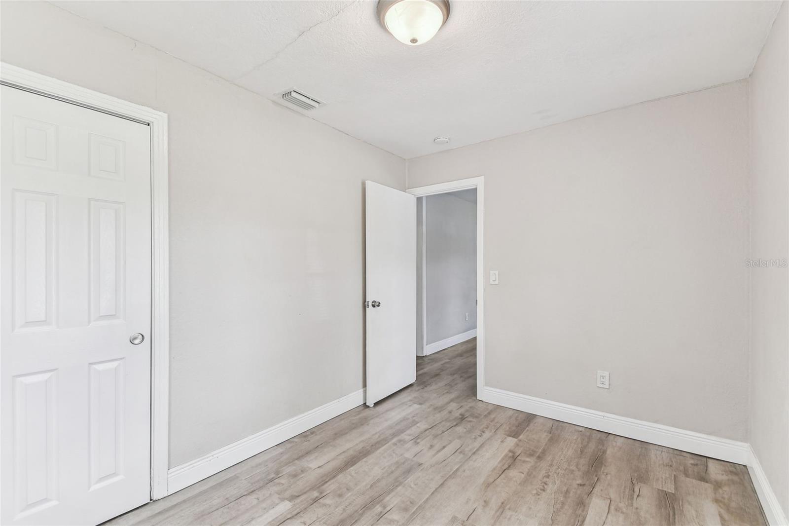 Bed 2 w/ closet