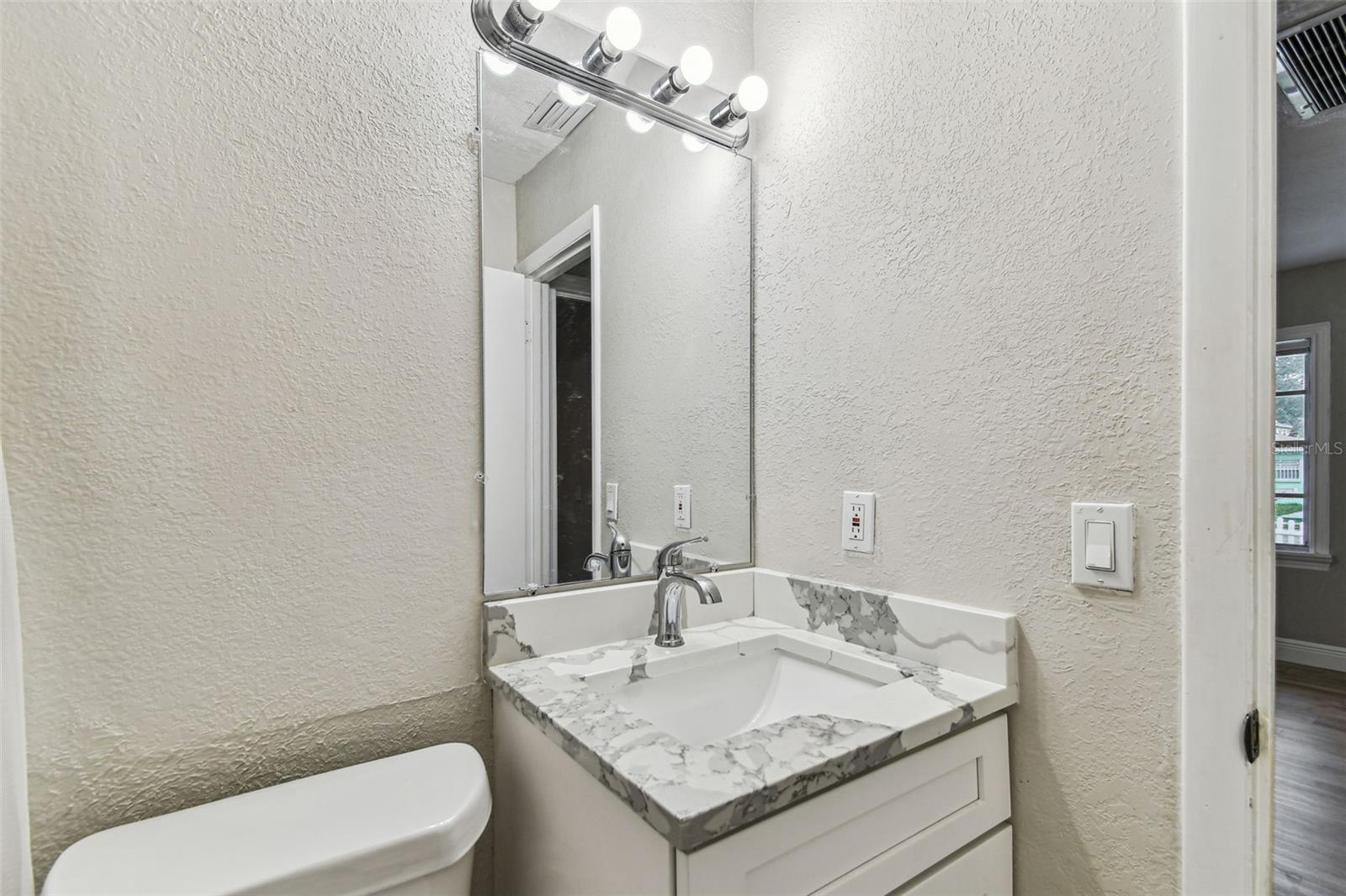 Quartz countertop w/ under mount sink