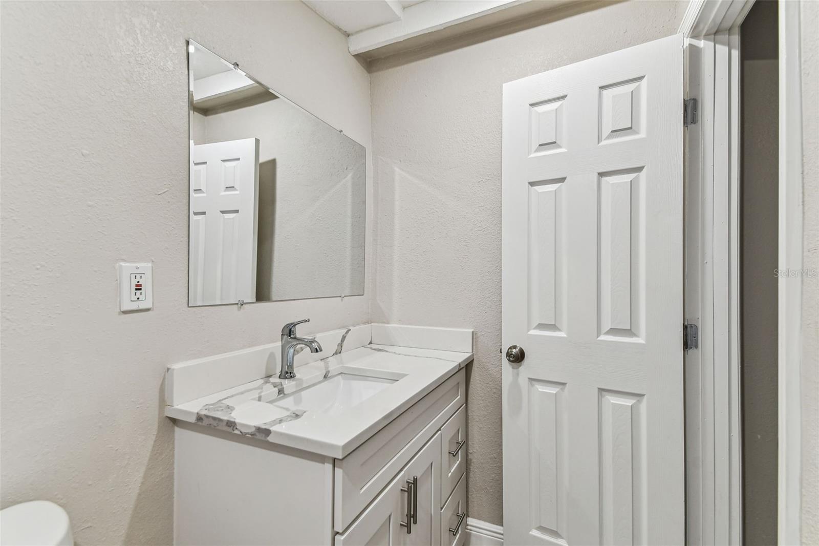 Quartz countertop w/ under mount sink