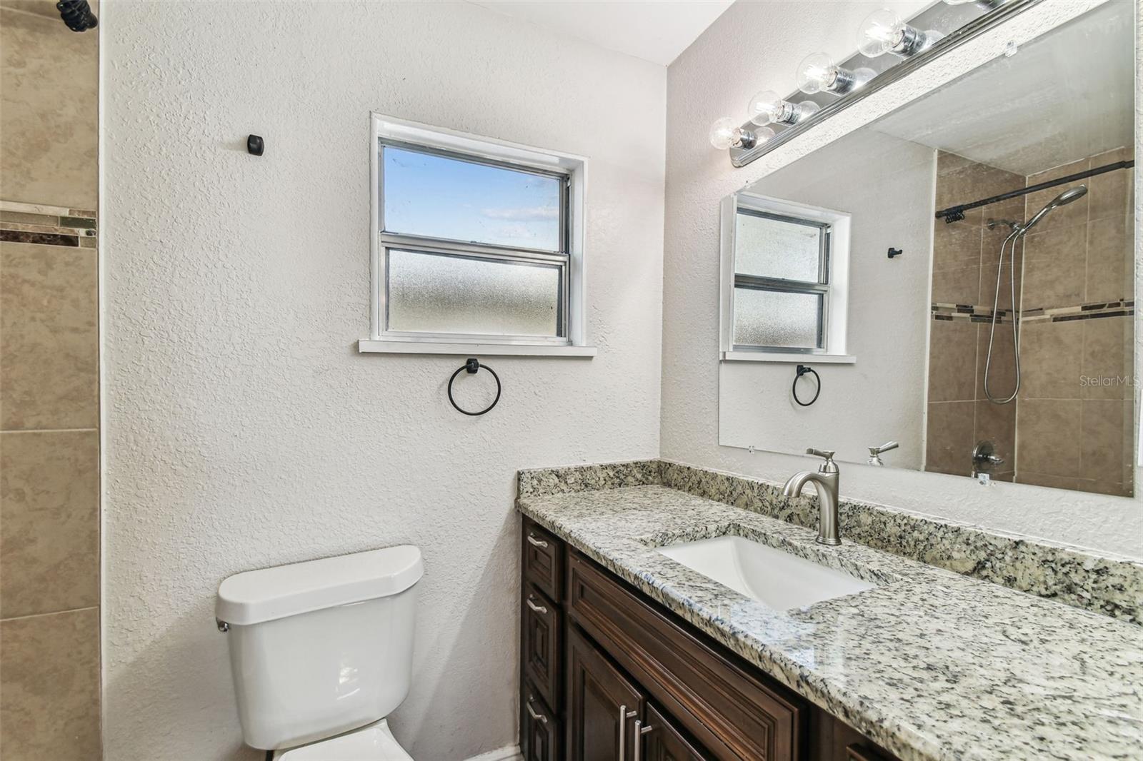 Updated bathroom w/ granite counters
