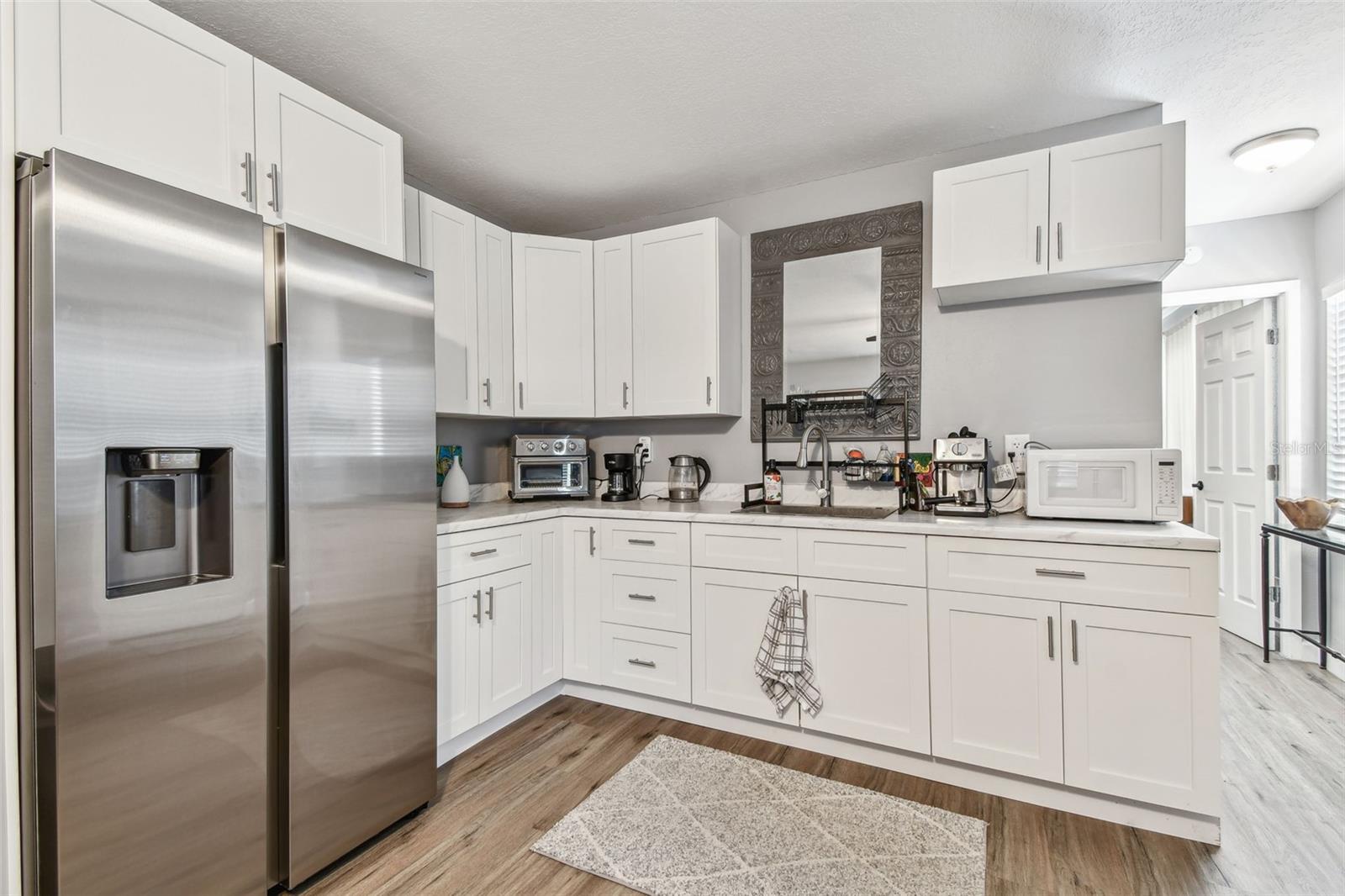 Beautiful Upgraded kitchen