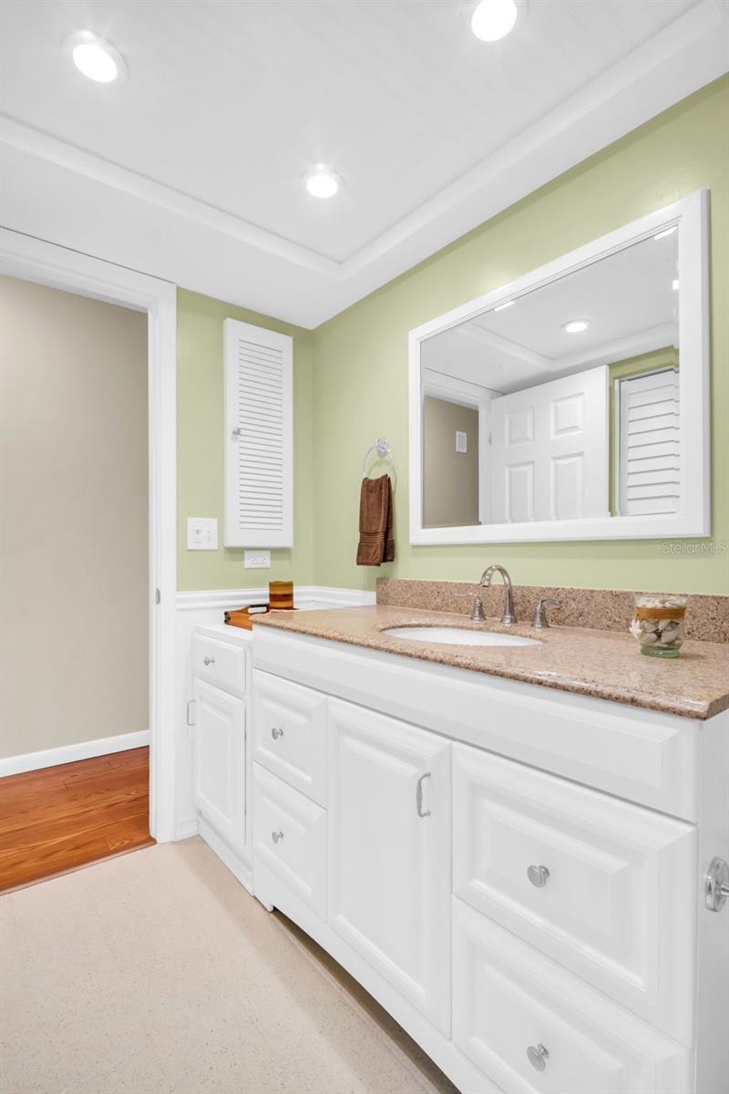 New oversized vanity & lovely recessed lighting~