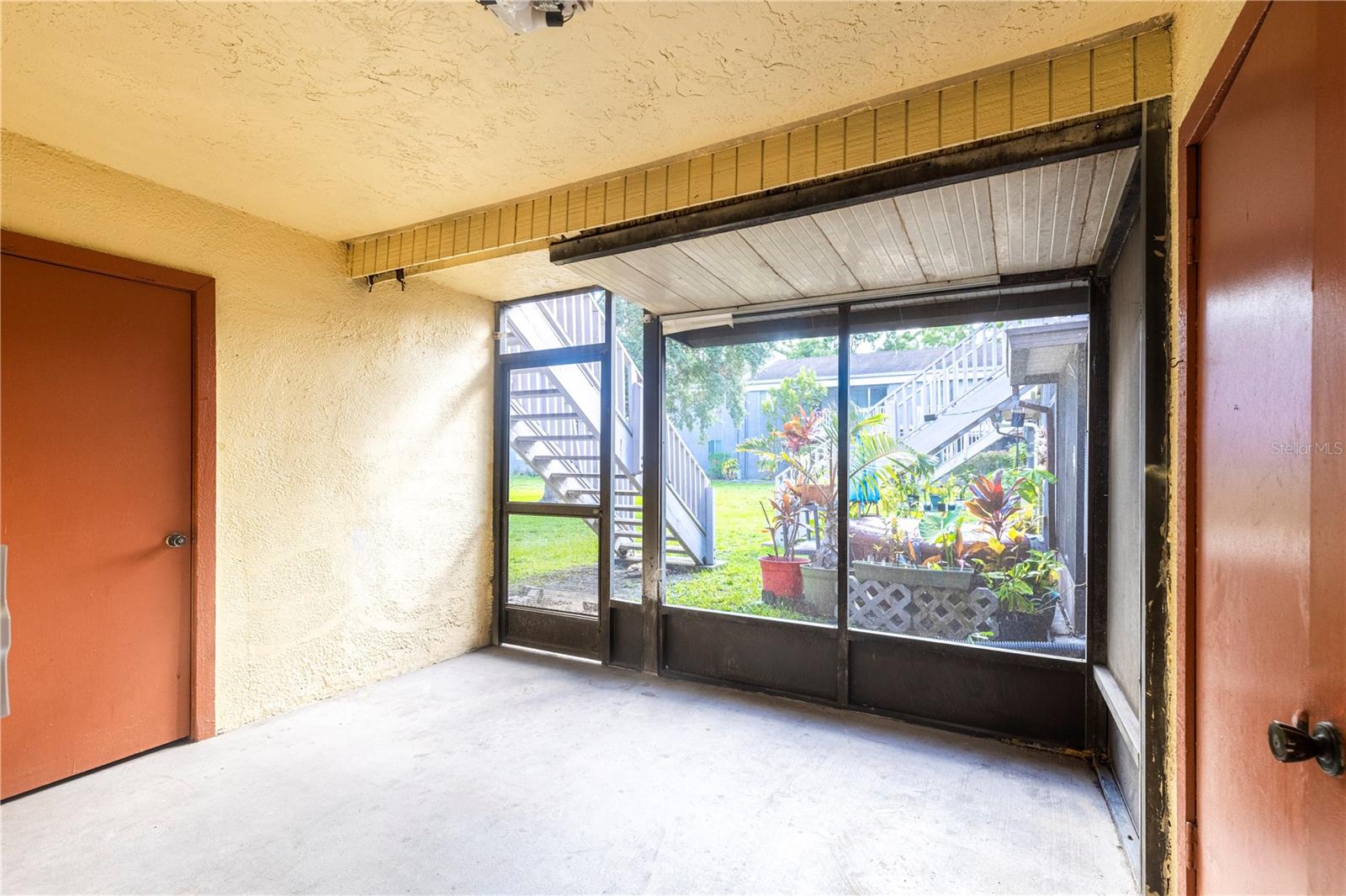 Screened Lanai, w/ Washer/Dryer Connection
