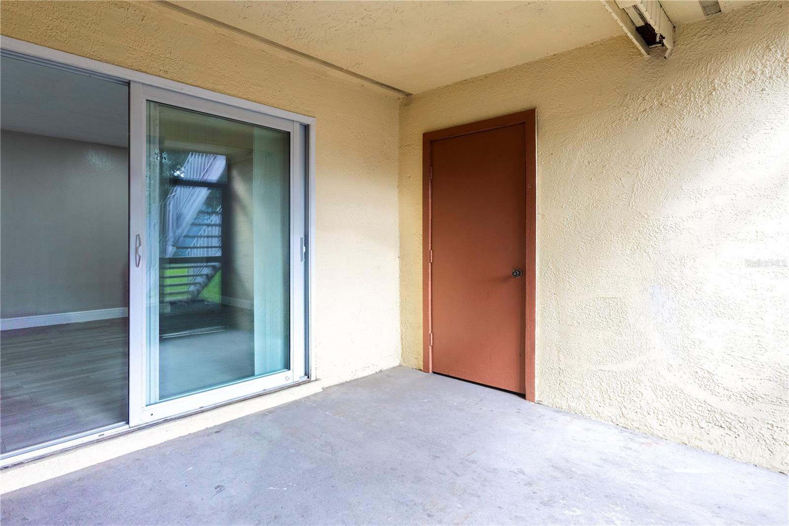 Screened Lanai, w/ Washer/Dryer Connection