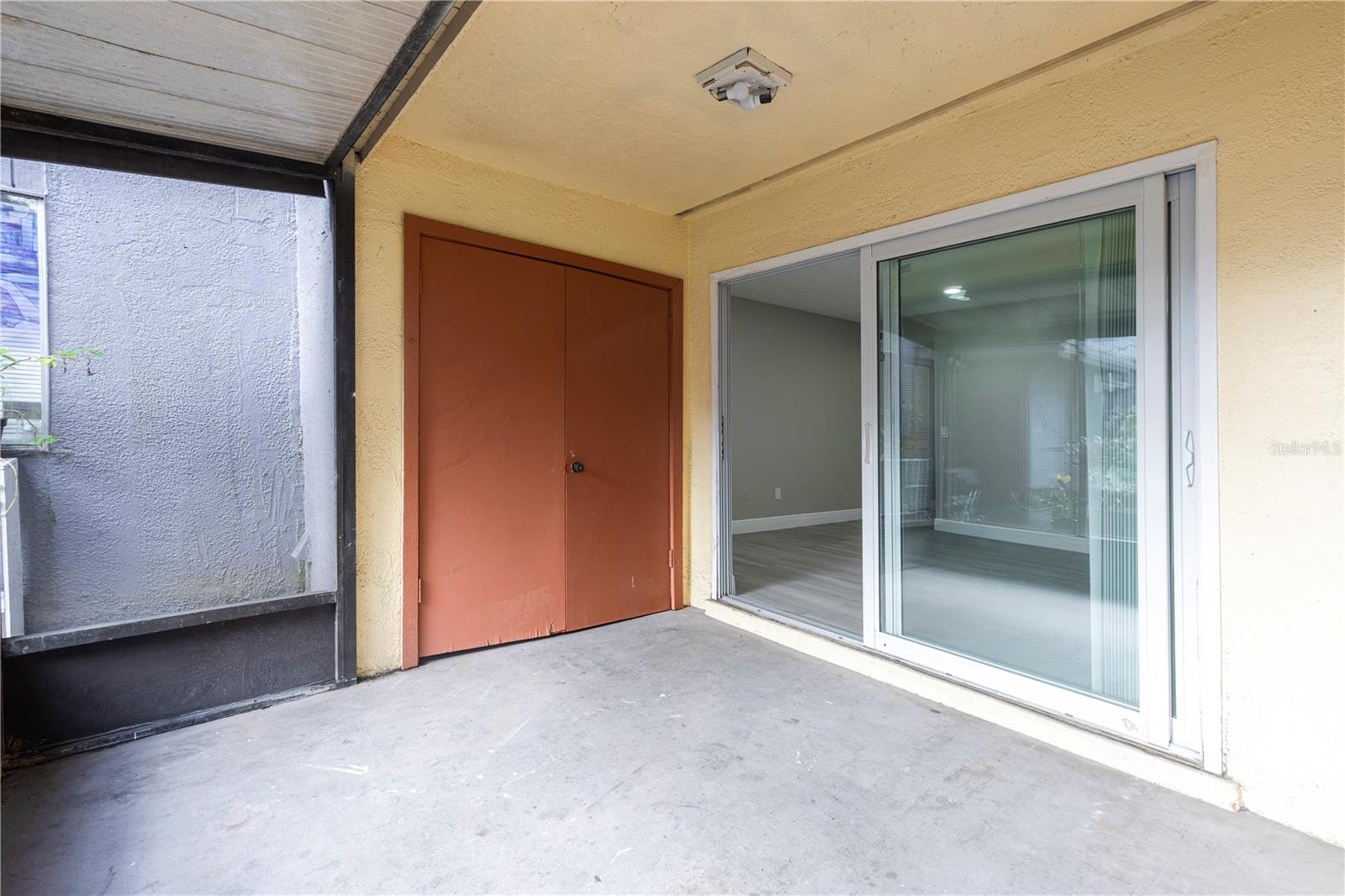 Screened Lanai, w/ Washer/Dryer Connection