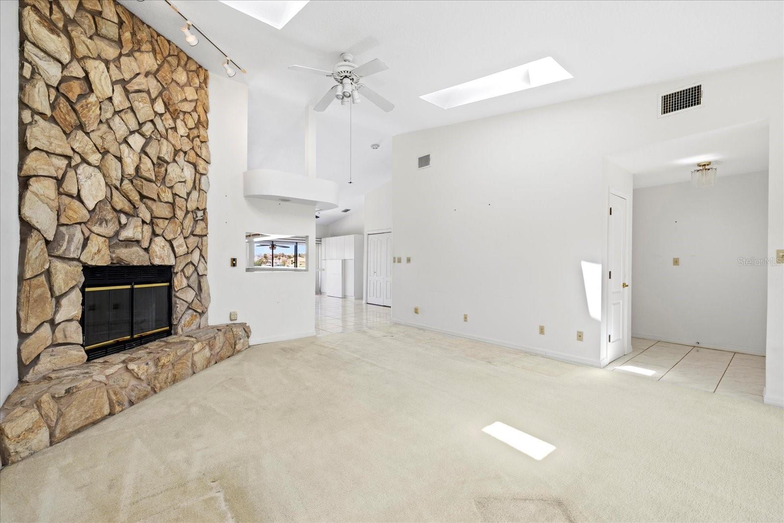 Dining area & breakfast bar