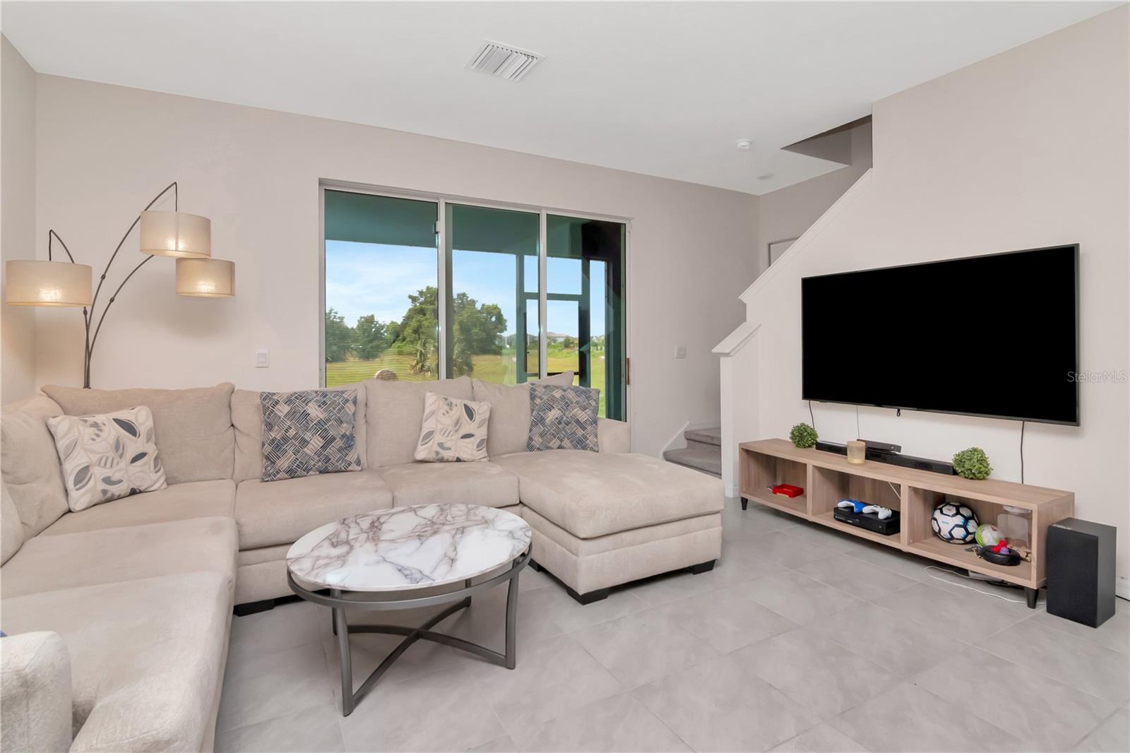 Livingroom with private views and triple sliders