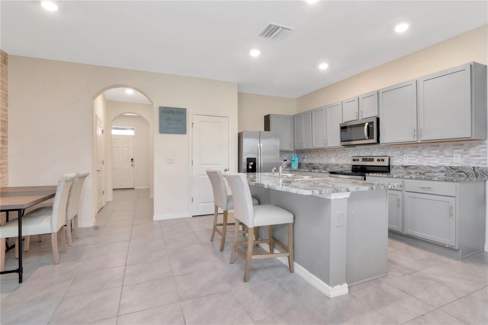 Open Concept - Kitchen with island, closet pantry, granite counters