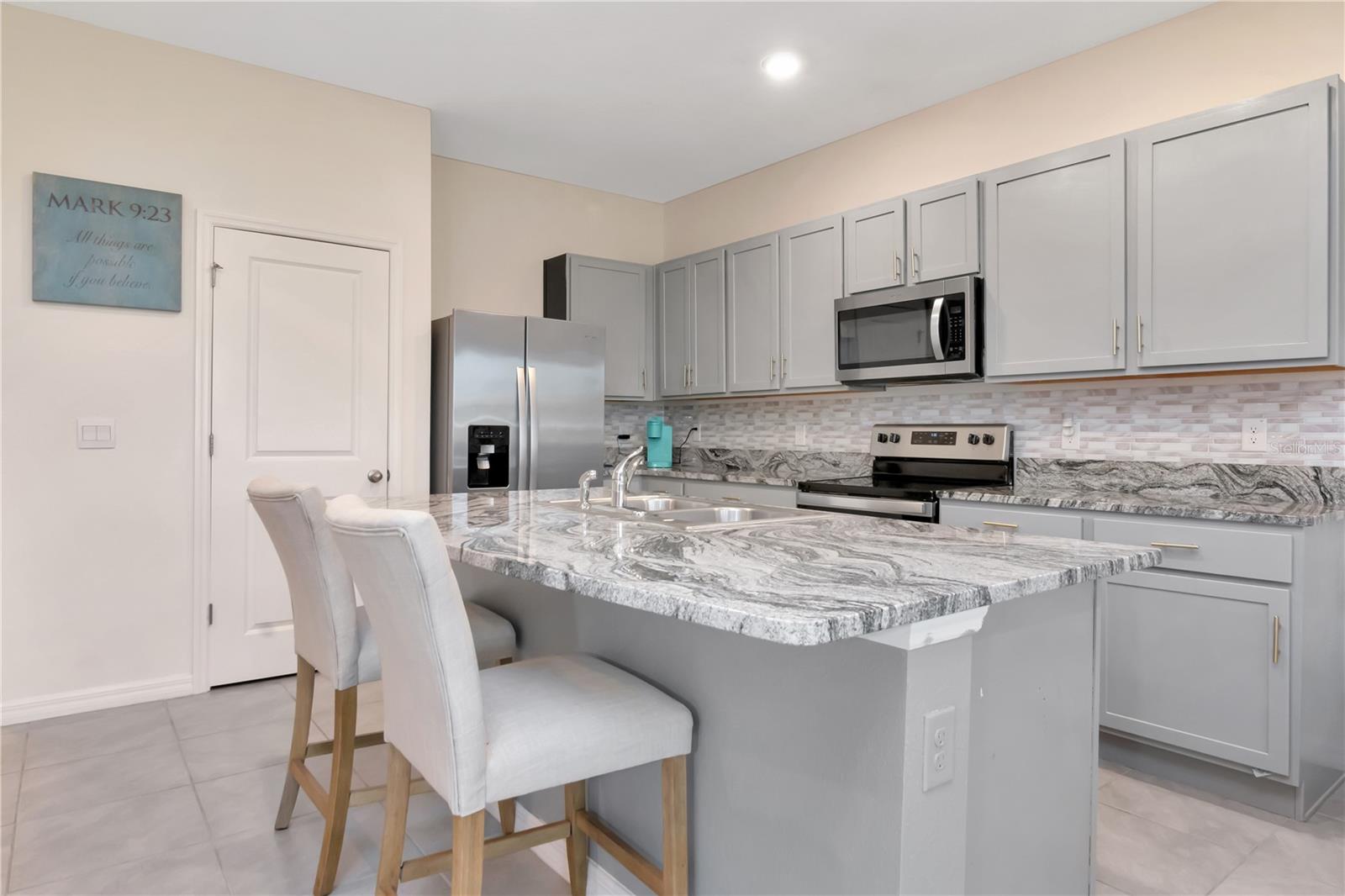 Open Concept - Kitchen with island, closet pantry, granite counters