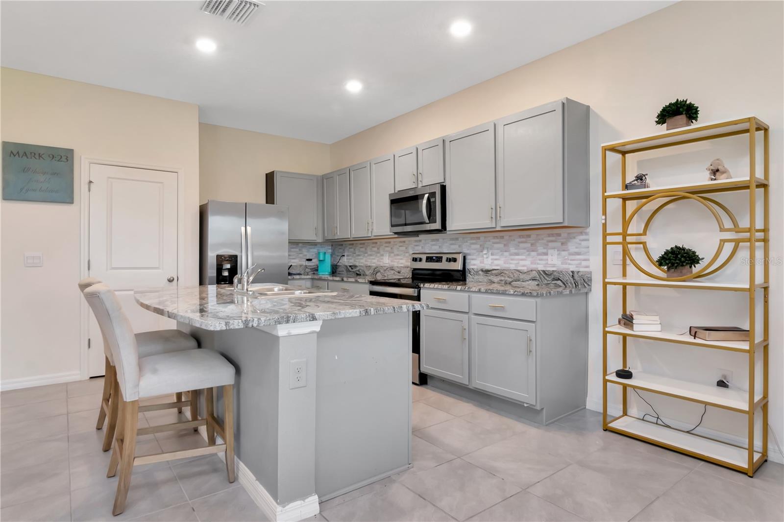 Open Concept - Kitchen with island, closet pantry, granite counters