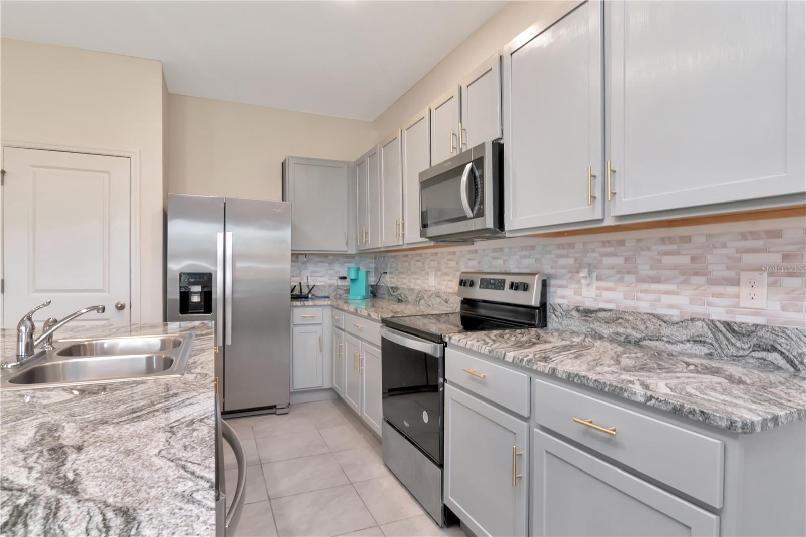 Open Concept - Kitchen with island, closet pantry, granite counters