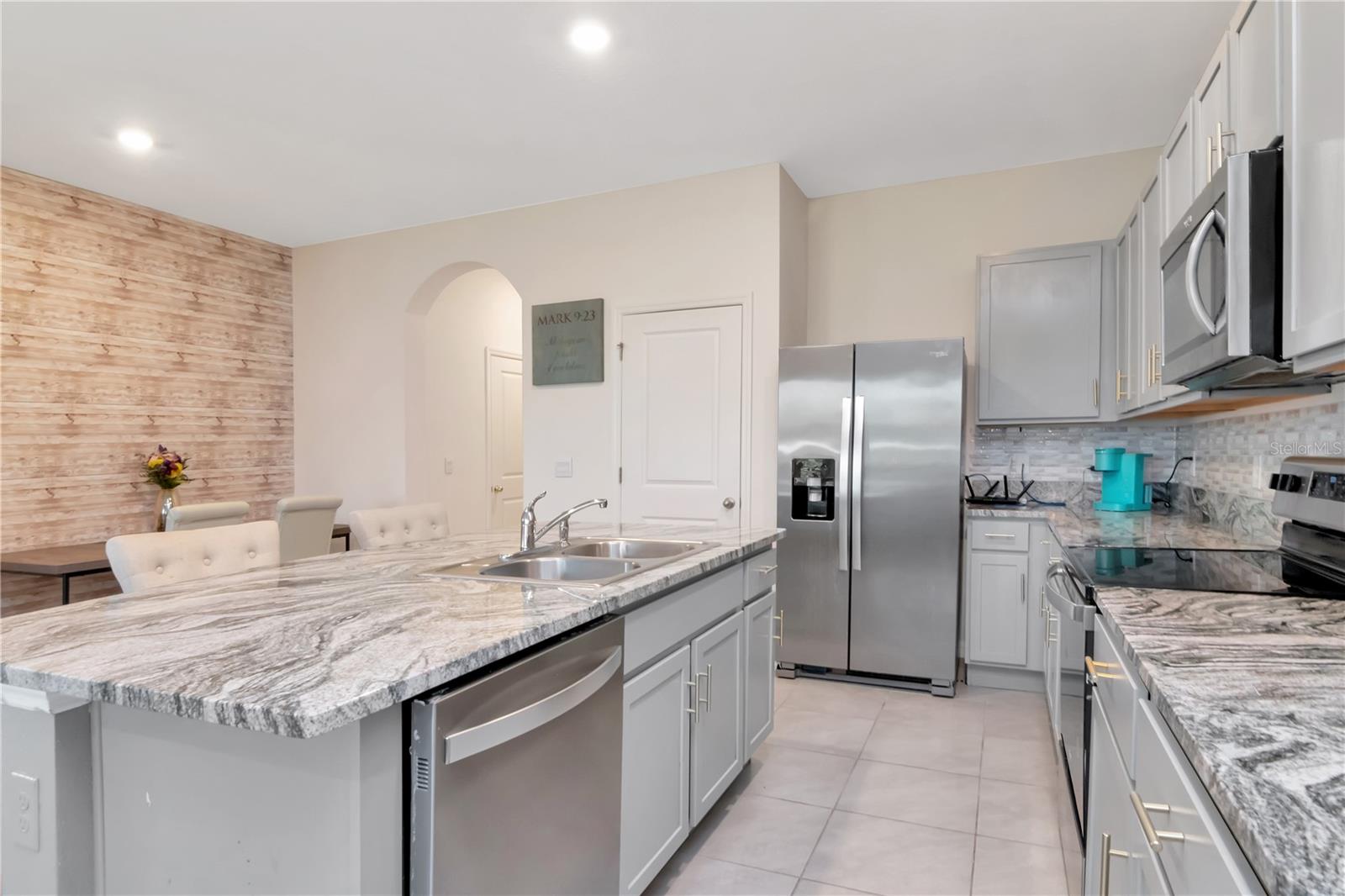 Open Concept - Kitchen with island, closet pantry, granite counters