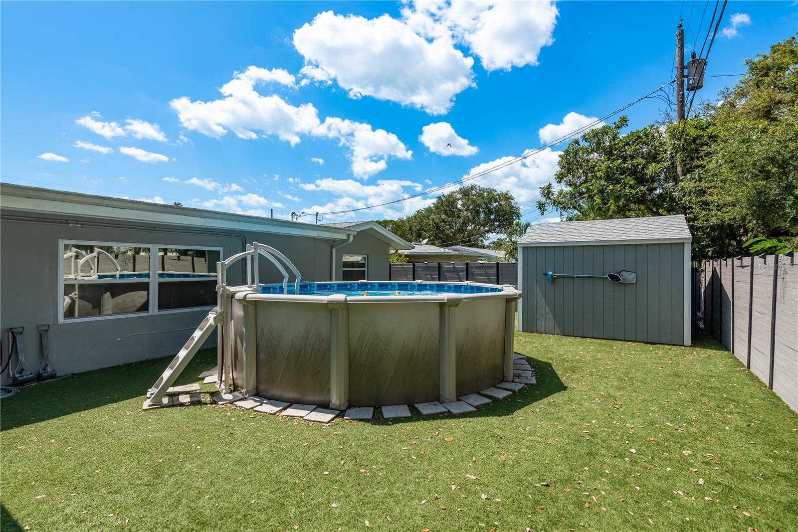 Above ground pool