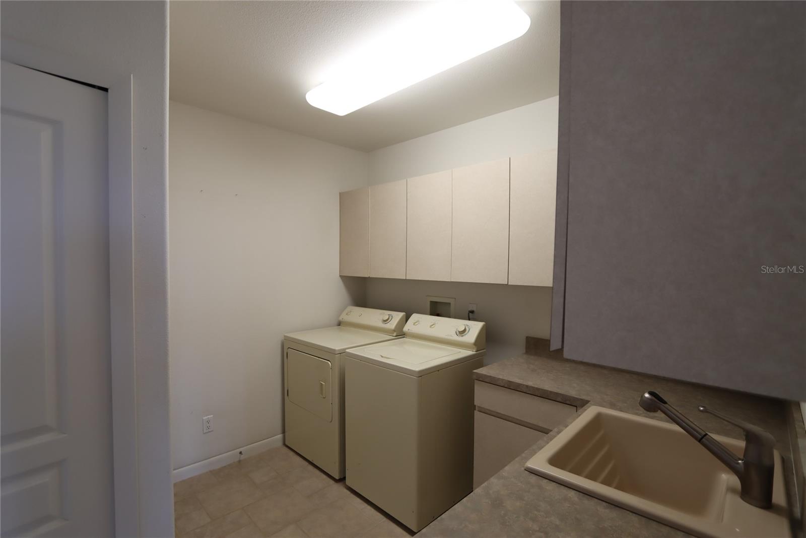 Laundry room with tub