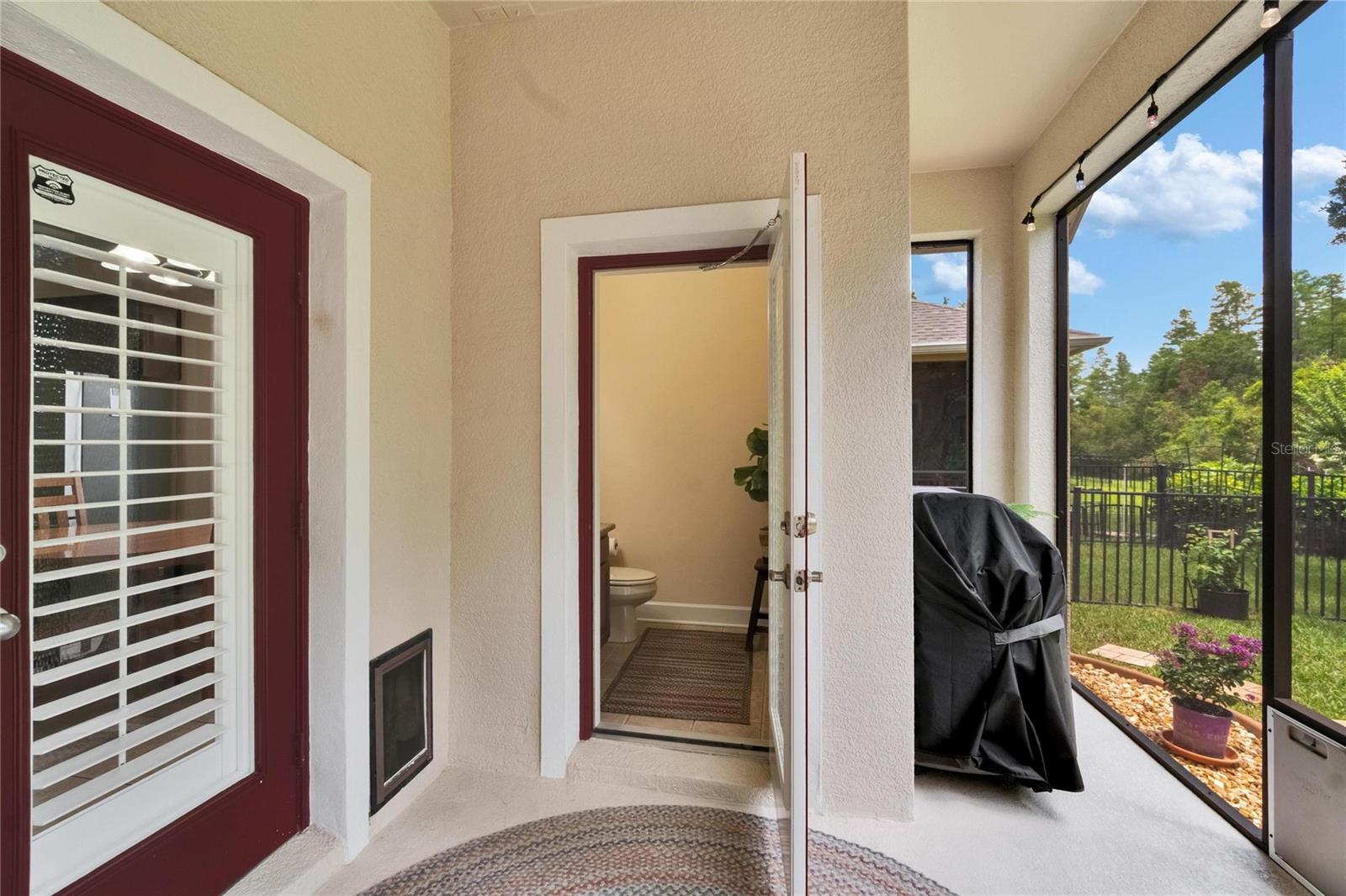 Half bathroom in the lanai