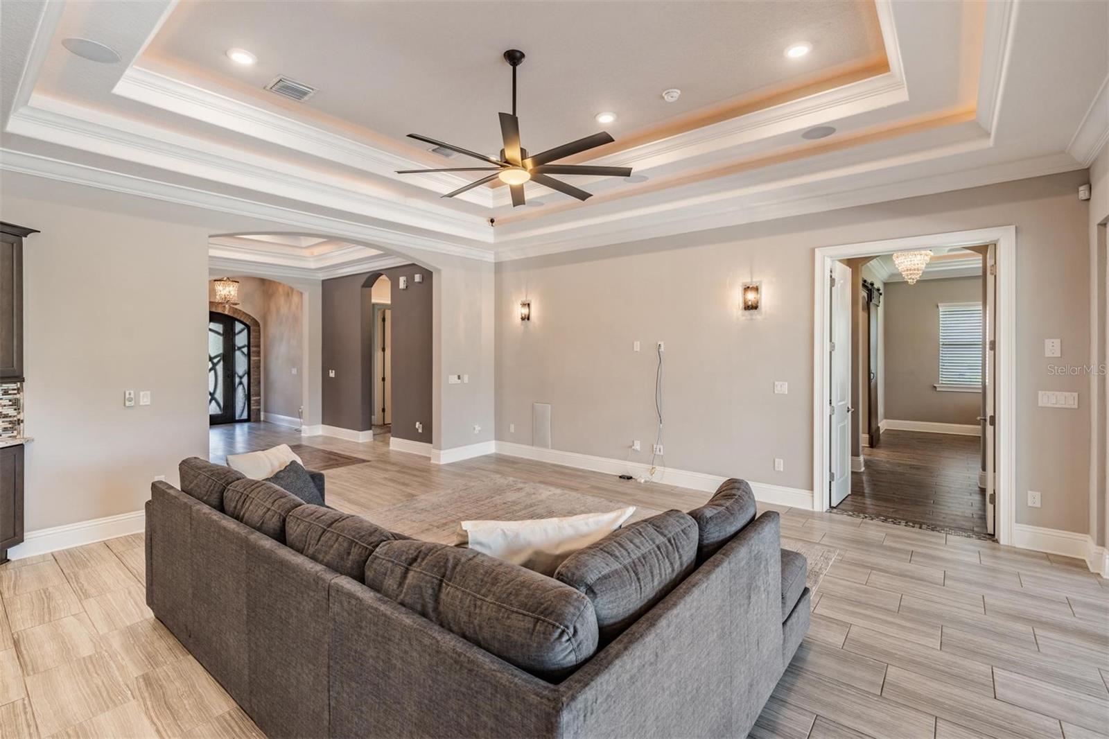 Spacious family room w/speakers and wall sconces