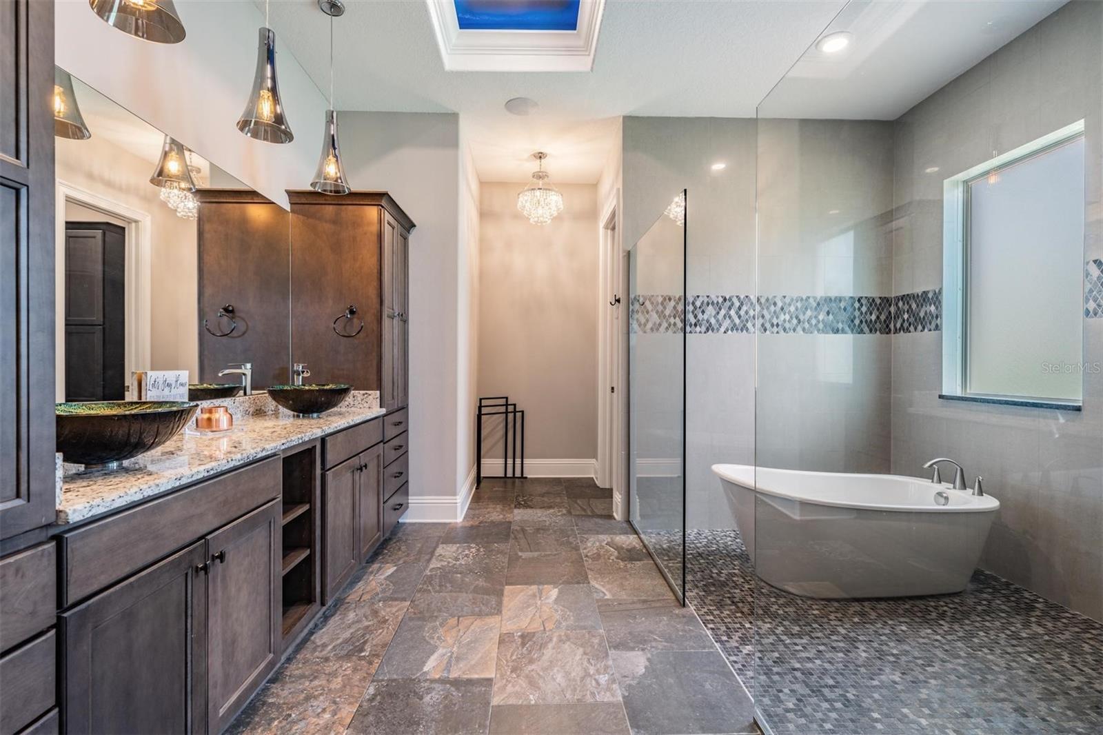 Primary En-Suite Bath