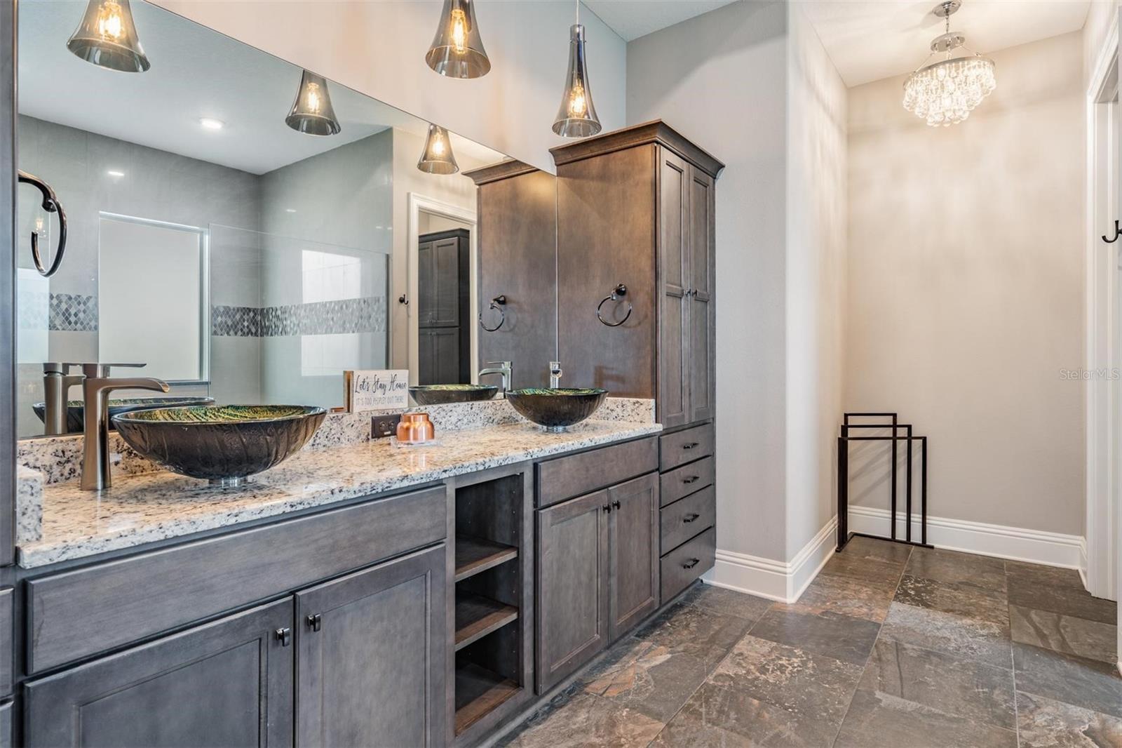 Dual sinks with tons of storage