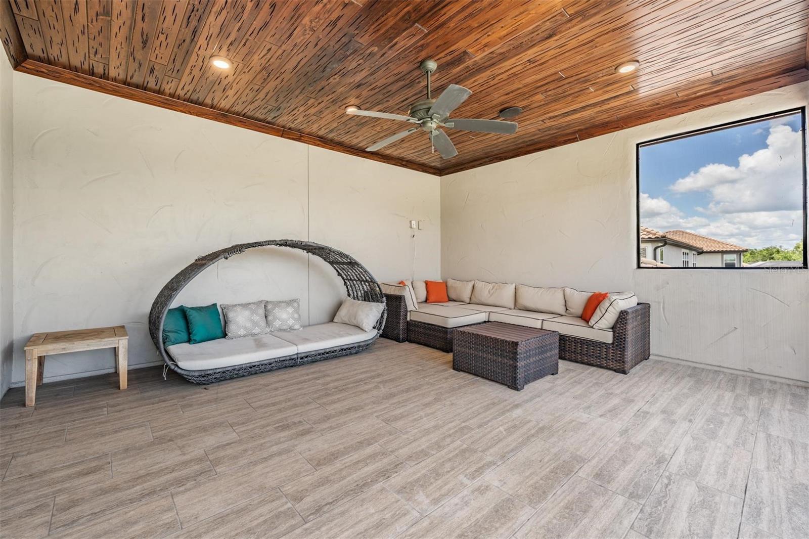 Huge covered upstairs lanai