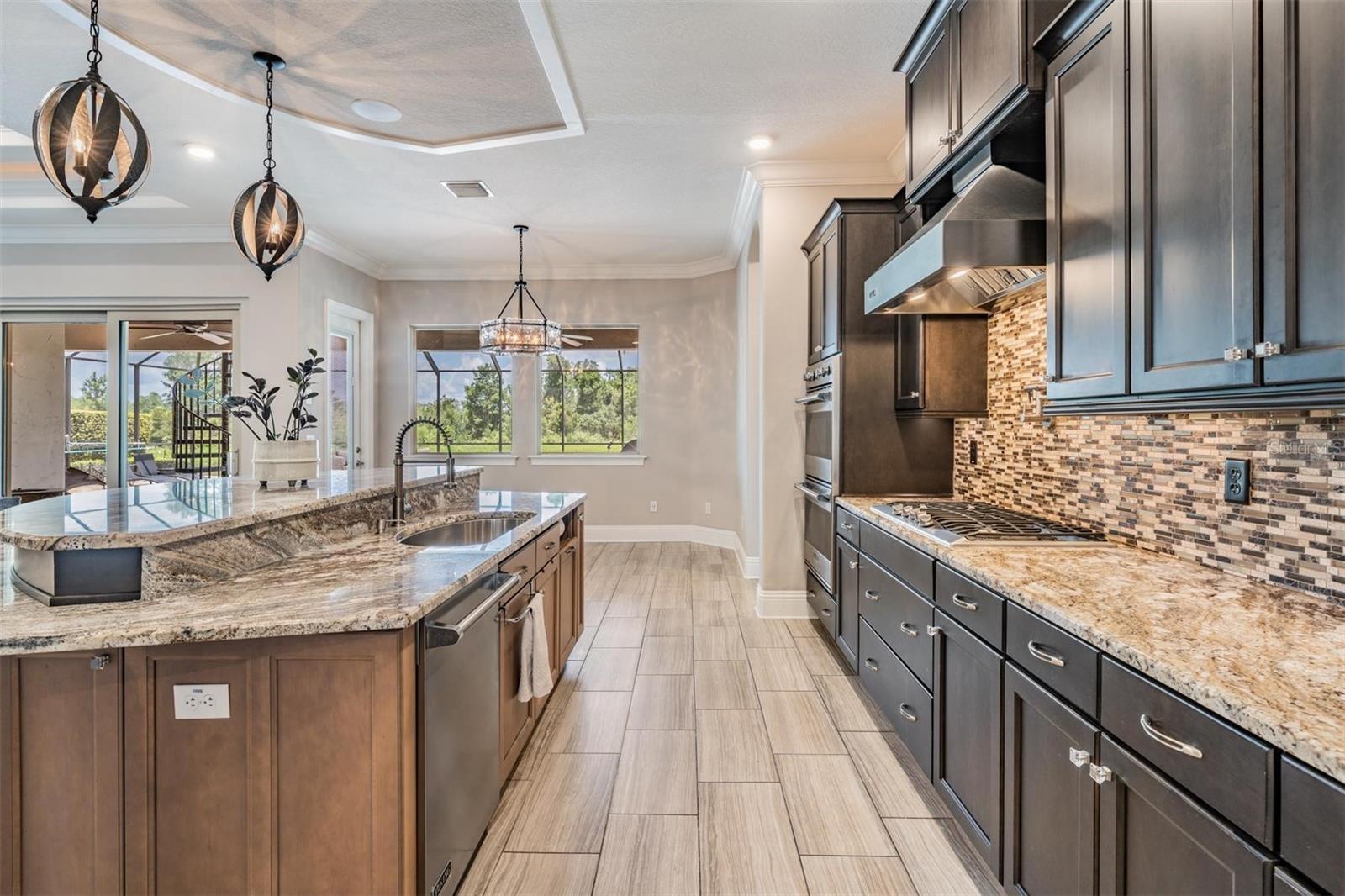 Spacious kitchen w/eat-in area