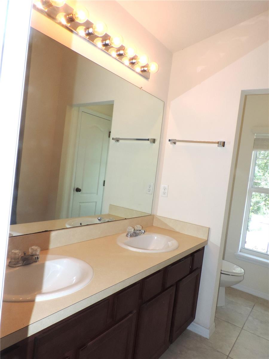Primary bedroom en suite