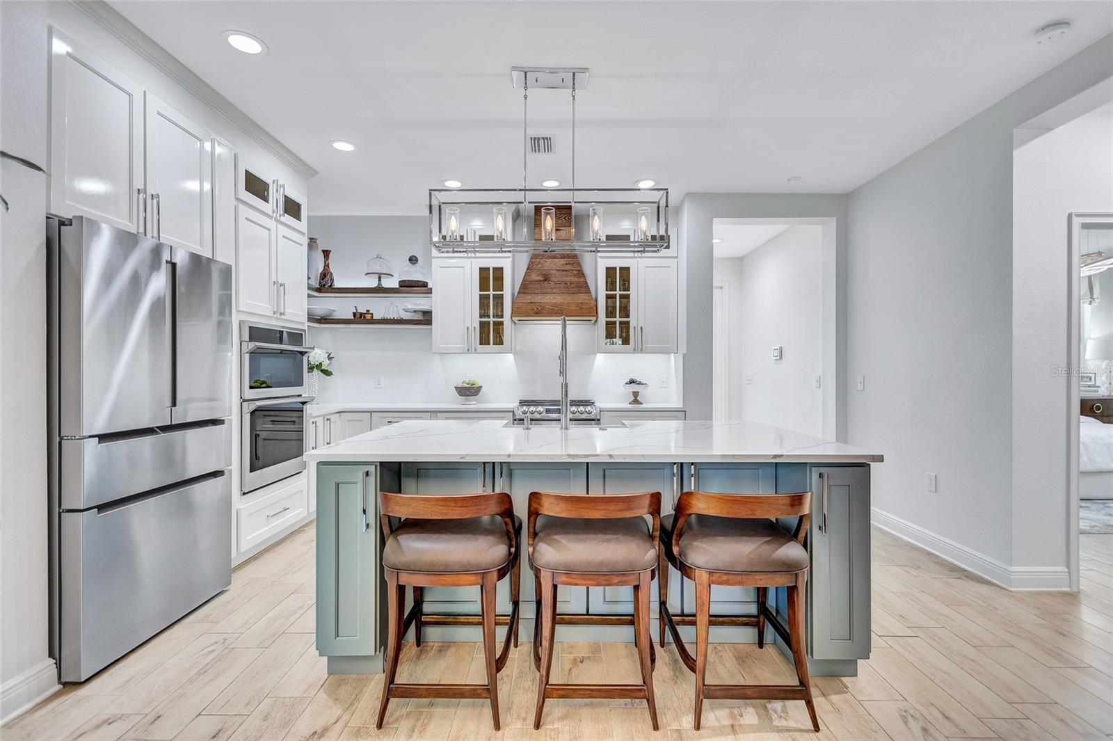 Kitchen with island/breakfast bar