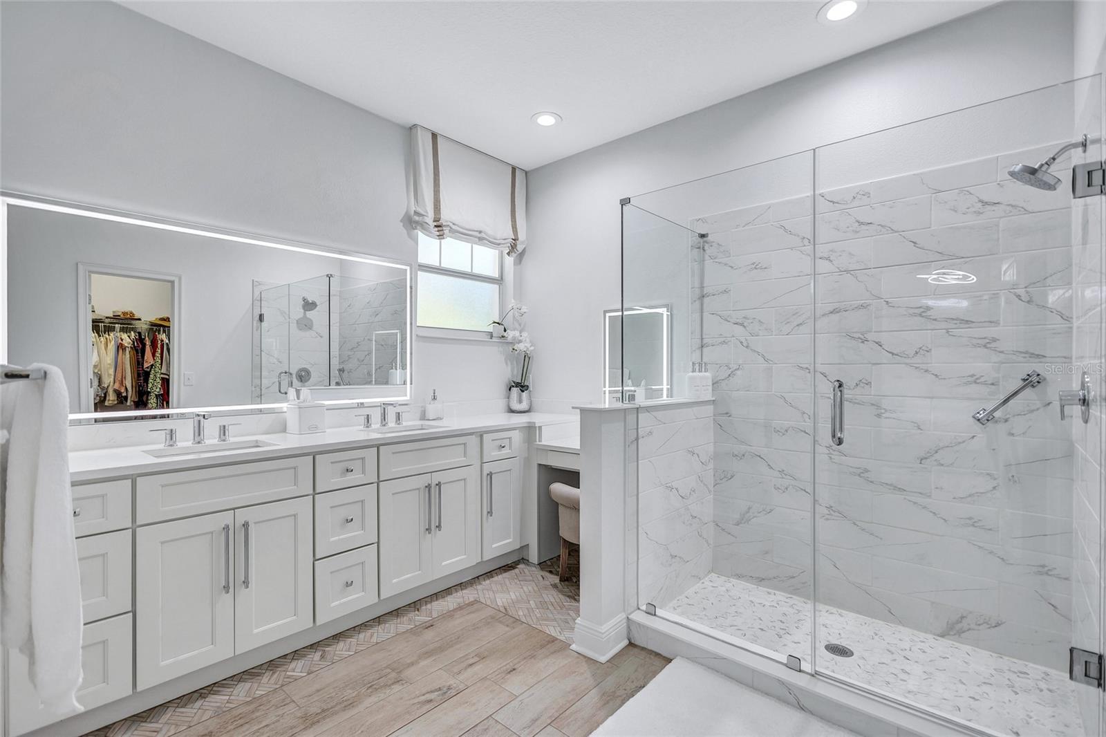 En-suite primary bathroom
