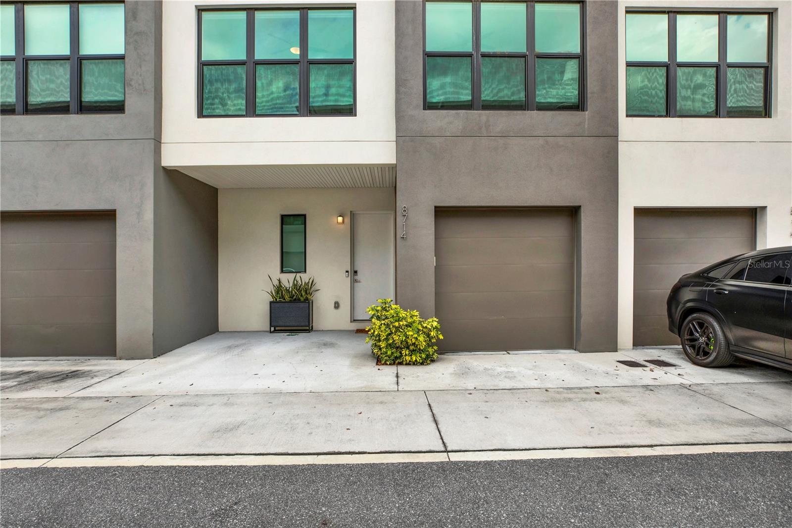 2 cars are able to fit in driveway