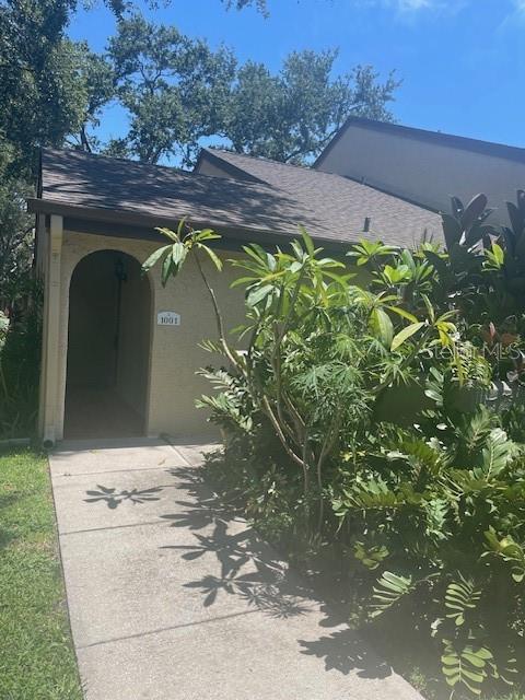 Front entry 1001