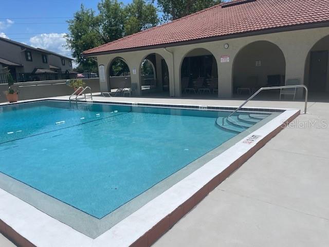 Shaded areas to sit next to the pool.