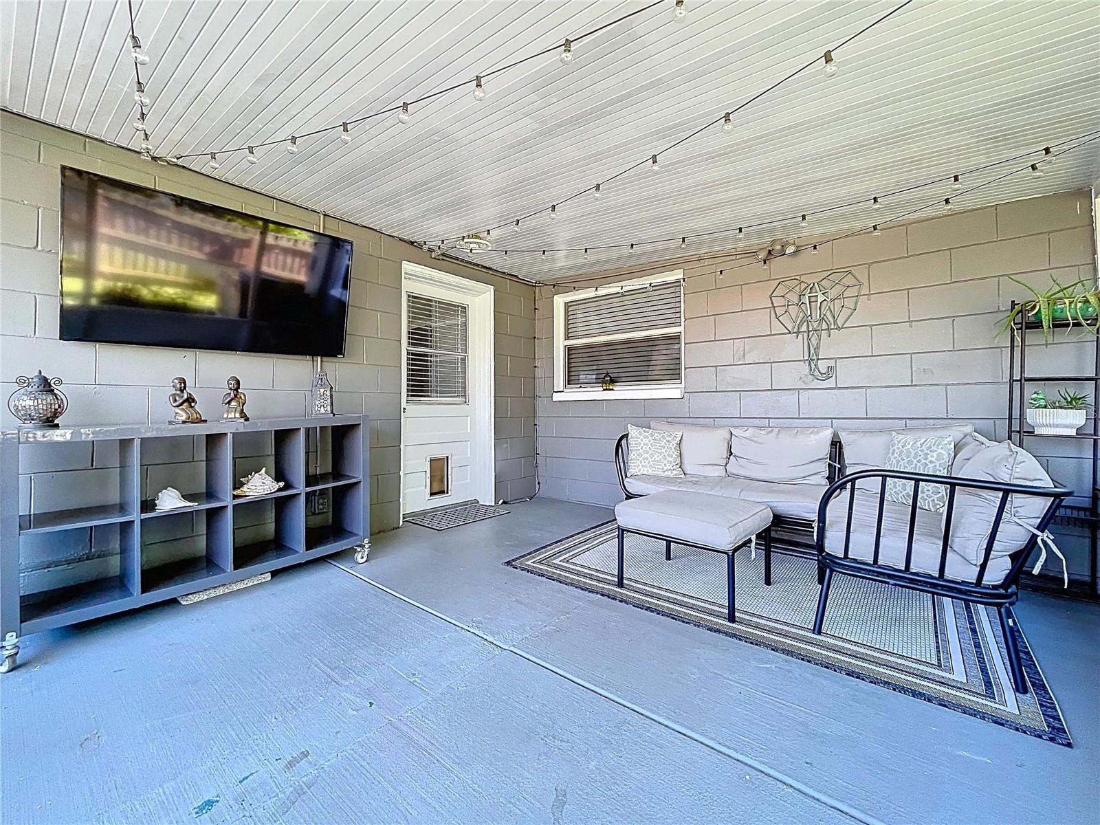 Great outdoor space on the 15x12 screened in lanai with TV and lighting included.