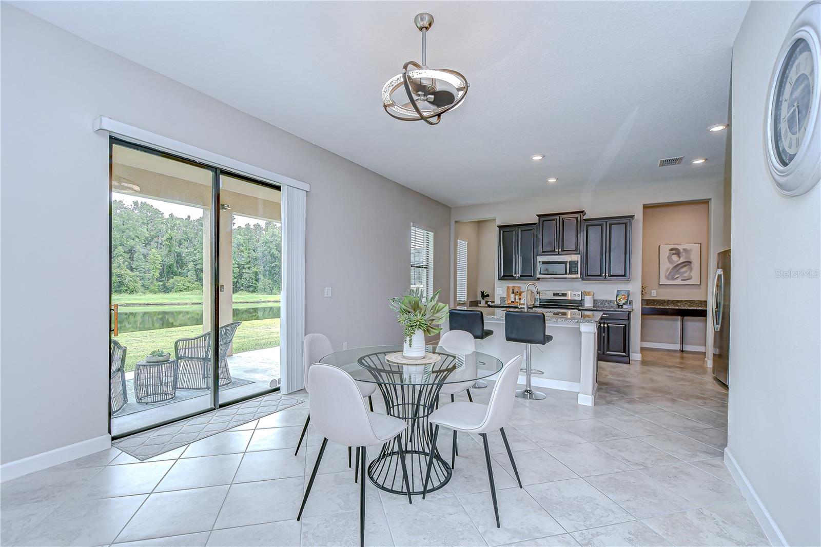 Eat-in/Casual Dining Area