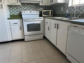 Attractive, bright kitchen.